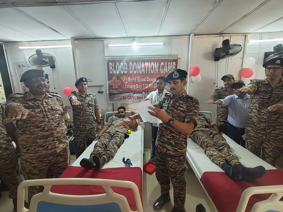 172BNCRPF's tweet photo. आज 172 बटालियन, सीआरपीएफ में रक्तदान शिविर का सफल आयोजन किया गया। इस पुनीत अवसर पर डीआईजी रेंज पलामू श्री पंकज कुमार एवं कमांडेंट श्री अजय कुमार वर्मा ने स्वयं रक्तदान कर मानव सेवा का प्रेरणादायी संदेश दिया। रक्तदान महादान है – आइए, जीवन बचाने के इस अभियान से जुड़ें #CRPF https://t.co/U5XtNTVyJR