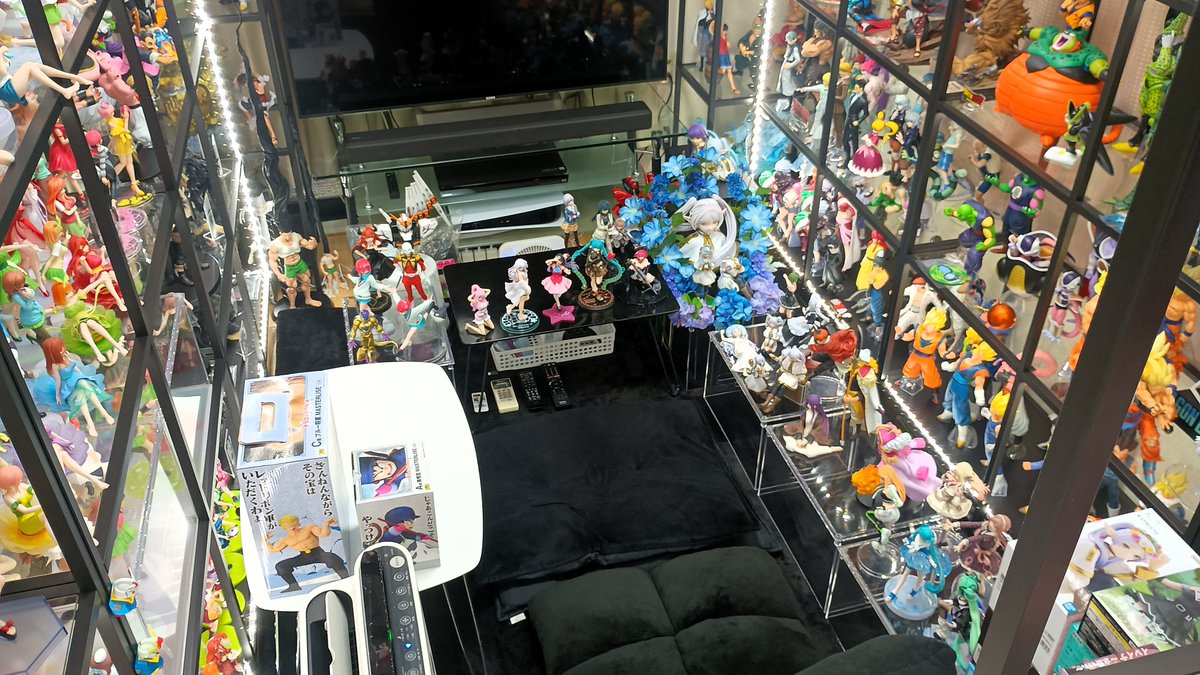 mamoru0323's tweet photo. フィギュア設置部屋ver.20260621。到着待ちが複数で、全部揃った状態で撮るのは難しいですね。
最後のフィギュア置き場の白テーブルを設置して、遂に人一人が座れるスペースしかないです。
本音を言えば、もっとフィギュアを置きたい。紫外線完全カットはこの部屋だけなのです。

#フィギュア愛でる部 https://t.co/J4smvQvIfw