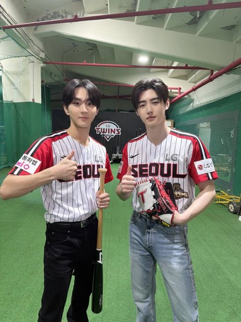 zu0un2's tweet photo. 헐..180이둘?! https://t.co/kFYM7jYnIZ