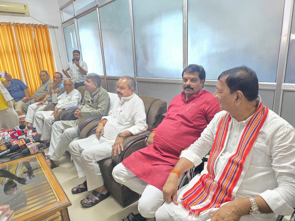 prabhatvermamla's tweet photo. #प्रेसवार्ता

देश के यशस्वी एवं लोकप्रिय मा० प्रधानमंत्री श्री @narendramodi जी के सेवा, सुशासन, विकास एवं गरीब कल्याण को समर्पित सफल 12 वर्ष पूर्ण होने के उपलक्ष्य में आज जनपद गोंडा के सर्किट हाउस में आयोजित प्रेस वार्ता कार्यक्रम में...(1/3) https://t.co/fKjmxSWGDC
