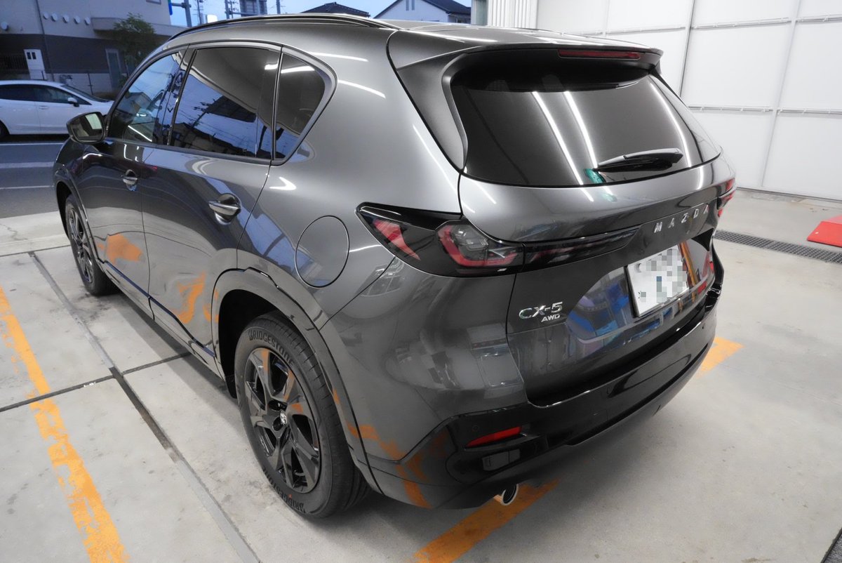 TakuyaMobility's tweet photo. 【新型CX-5】

今日は丸一日キーパーラボへ
コーティングして貰う為に預けてました✌

ダイヤⅡキーパー《プレミアム仕様》

を施工して貰いました‼️

プレミアム仕様なら、今回の大画面のタッチパネルにもコーティングしてもらえちゃいます😊

ツルテカになった姿をパシャリ📸

#新型CX5
#MAZDA
#マツダ
#納車
#車好き