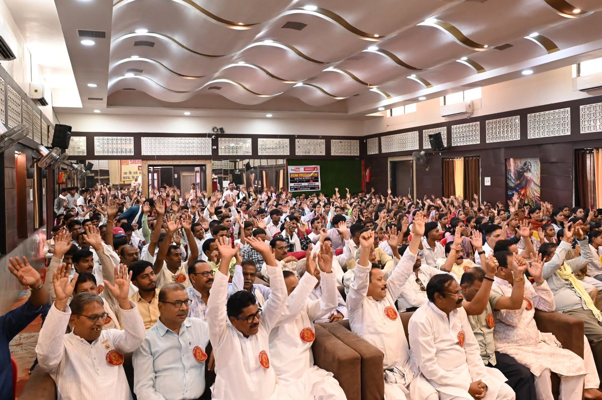 Rikesh_SenBJP's tweet photo. आज बालाघाट, मध्यप्रदेश में सेन समाज द्वारा आयोजित प्रतिभा सम्मान समारोह  में सम्मिलित होने का अवसर प्राप्त हुआ। इस अवसर पर समाज के प्रतिभावान छात्र-छात्राओं एवं विभिन्न क्षेत्रों में उत्कृष्ट उपलब्धि प्राप्त करने वाले प्रतिभागियों का सम्मान किया गया।

किसी भी समाज की वास्तविक शक्ति उसकी प्रतिभा, शिक्षा और संस्कारों में निहित होती है। युवा पीढ़ी को प्रोत्साहन और सम्मान प्रदान करने वाले ऐसे आयोजन न केवल उनकी उपलब्धियों को नई पहचान देते हैं, बल्कि अन्य युवाओं को भी उत्कृष्ट प्रदर्शन के लिए प्रेरित करते हैं।

कार्यक्रम के दौरान समाज के वरिष्ठजनों, पदाधिकारियों एवं उपस्थित नागरिकों से आत्मीय संवाद हुआ। आयोजन की सफल व्यवस्था एवं समाजहित में निरंतर किए जा रहे प्रयासों के लिए सेन समाज बालाघाट के सभी पदाधिकारियों और कार्यकर्ताओं को हार्दिक शुभकामनाएं एवं बधाई।

#RikeshSen
#VaishaliNagarVidhanSabha
#NationWithModi
#NewIndiaWithModi
#BJP