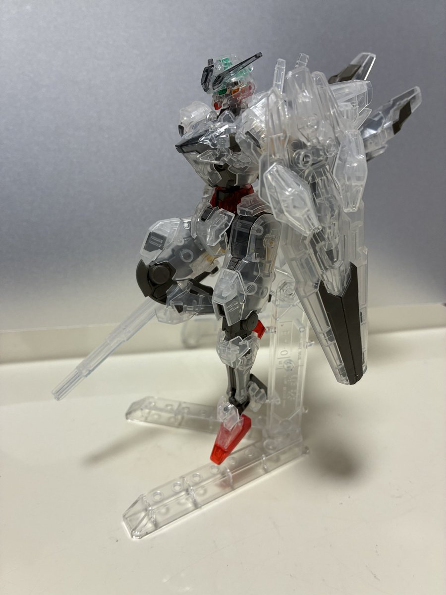 bmg_bs's tweet photo. キャリバーンのクリアカラーver完成！
すっごい綺麗

透けすぎてHGの映えない内部フレームが目立つのを防ぐためにやったことある
裏からシルバー塗って重厚感を持たせる塗装はこれは違うかも　と

月光蝶ホロシルバーとか薄くやると虹色にギラついていいかもしれんな〜 https://t.co/qlFft3MNQ6