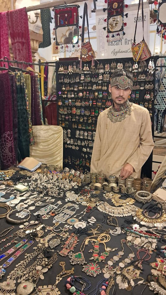 khansmeme's tweet photo. Delhi shopkeepers after saying 'let me show you how it looks on you' to every customer all day https://t.co/qixdv4szCY