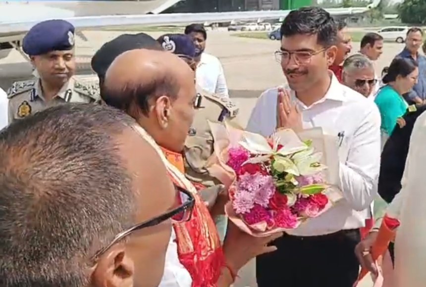 OfficeOfDMAgra's tweet photo. जिलाधिकारी श्री मनीष बंसल जी ने मा. रक्षा मंत्री, भारत सरकार श्री राजनाथ सिंह जी का जनपद आगमन पर स्वागत किया। 
मा. रक्षा मंत्री जी द्वारा शमसाबाद में वीर शिरोमणि महाराणा प्रताप जी की प्रतिमा का अनावरण व जनसभा को संबोधित किया गया। https://t.co/WWUaDVGnPI