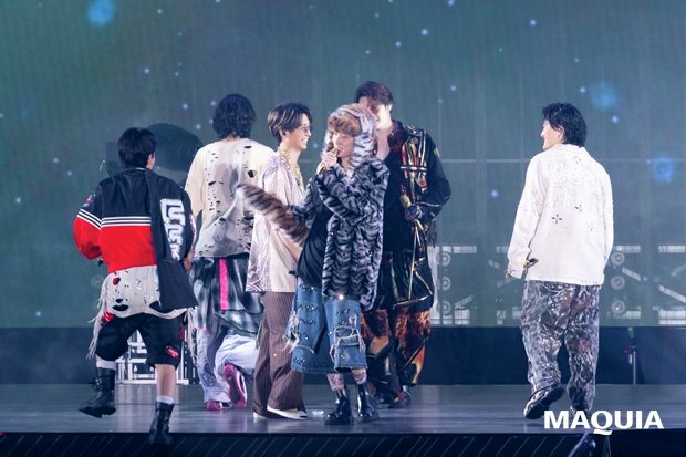 maquia_magazine's tweet photo. 【#MILESixTONES】50公演完走おめでとうございます✨

本日オーラスを迎えた #SixTONES の全国ツアー『MILESixTONES』。デビューから現在までの“軌跡”と、未来への“道しるべ”が表現されている3年ぶりのアリーナツアー。

マキアでは6つの“メロい”ポイントに注目！衣装＆ヘアメイクについてもレポートしています✨改めてチェックしてみてくださいね💫

🔗レポートはこちら
https://t.co/itYwFmegjH

＠SixTONES_SME