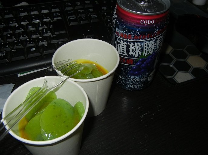 tagezo's tweet photo. 巨峰の缶チューハイとお刺身こんにゃく酢味噌がけでKP~🍻 https://t.co/GbLkoTQfHJ