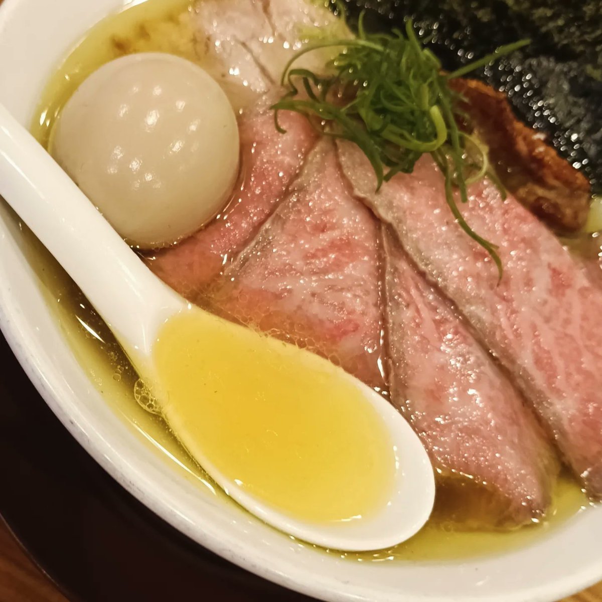 ike3desu4's tweet photo. #周年スペシャル 🍜（勝手に命名(笑)
#味玉 🥚トッピング
😋👍

バッチバチのスープ🦃✨🙆
も
トッピング（具材）
も
最高に旨かった✨🙆

はい🙋やっちまうよね全汁寸前😅

8周年おめでとうございます🎉🎊

ファンの方々にも～
お会いできて佳き日😍
#中華そばココカラサキゑ https://t.co/oRnuBpvu2a