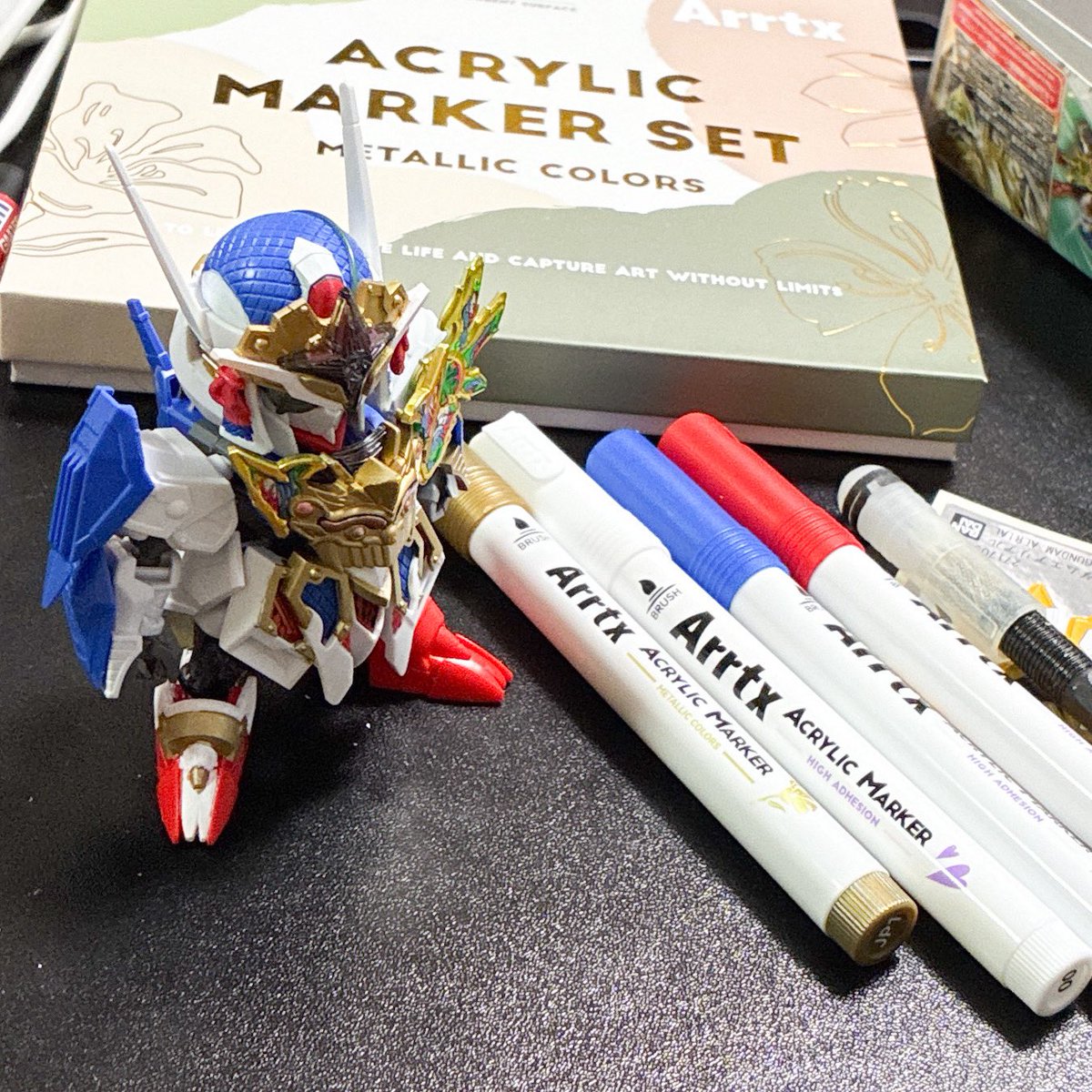 NI_5's tweet photo. アクリルマーカーでダラダラとペイント中。
マーカーの先端に毛玉？が出来るけど切って取ればいいのかな？ https://t.co/2ToL2EJlJk