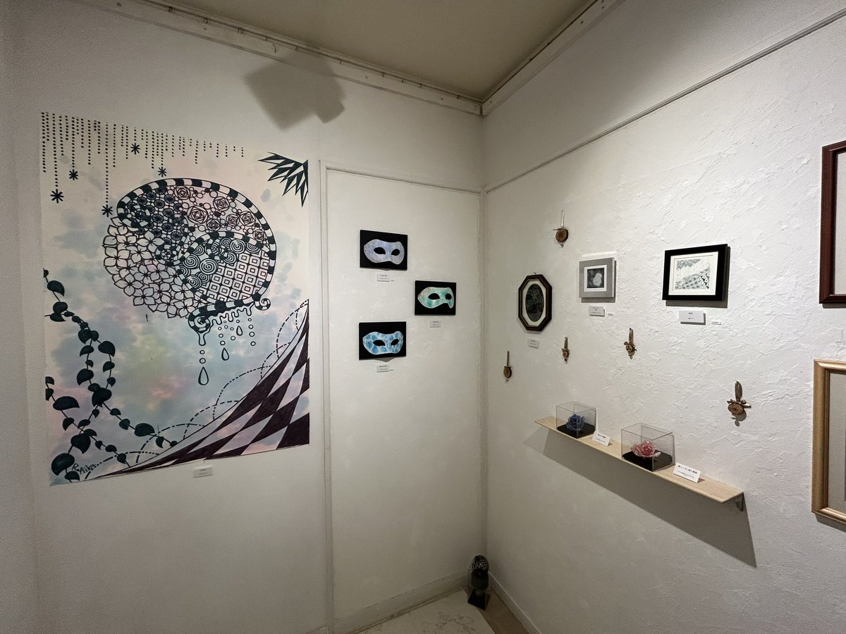 youki01kun's tweet photo. 緑葉 藍花 さん　@RyokuyouAika 個展『煌き収集部屋』みてまいりました！
素敵だから見てほしいし、物販やワークショップもできるよー！
私もやってみました
石が好きな方はぜひ！
#たなかのぴざや 
#たなかのぴざやギャラリー 
2026年6月28日まで
石の再現が素晴らしいです！ https://t.co/trxT2XDEGe