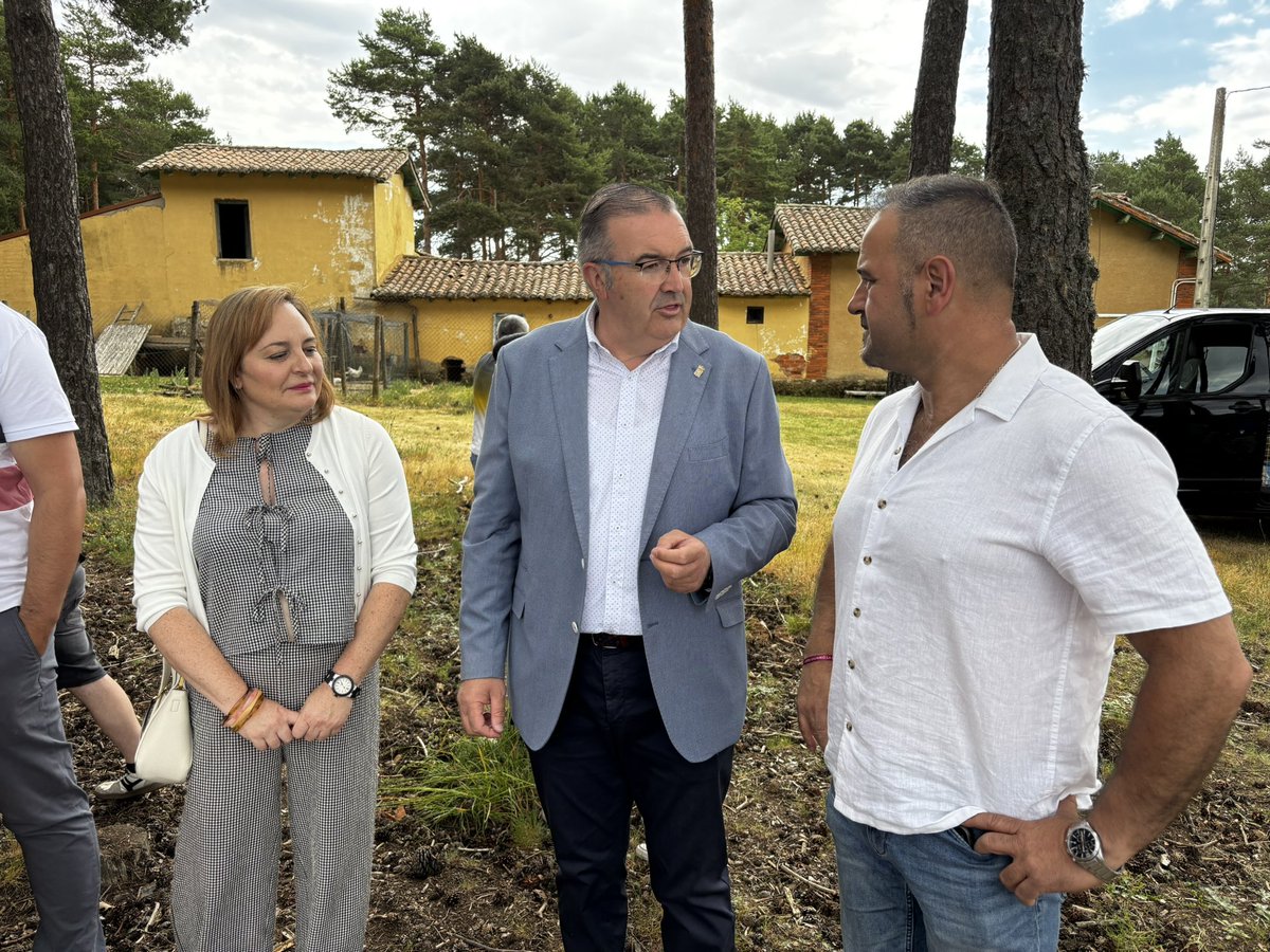 upldipuleon's tweet photo. 🦁Nuestros representantes en la
Diputación, Roberto Aller y Emilio Martínez, han participado en la Tradicional Romería de la Rogativa de
Camposagrado https://t.co/Zlyem99el0