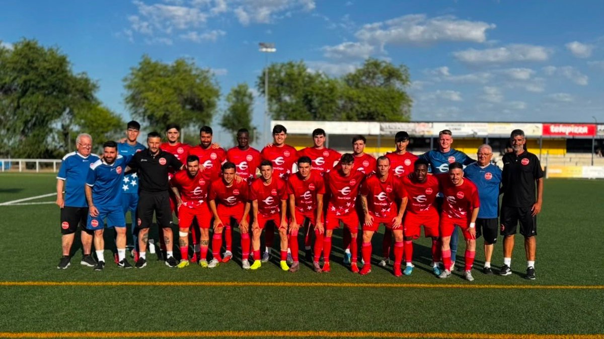 RFFM_oficial's tweet photo. 🏆 La selección de Aficionados de la RFFM participó este sábado en el Trofeo del 7️⃣5️⃣ Aniversario del @CD_Barajas.

🥇 El combinado dirigido por Miguel Fernández venció por 0-2 al conjunto local, proclamándose Campeón del Trofeo.

¡ENHORABUENA! 🫂 https://t.co/52XXLFUkwG