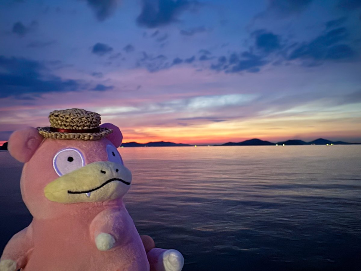 hinatter21's tweet photo. うたづ のポケふたをゲットしながら、瀬戸内の夕焼けを眺めるやぁん✨

#ヤドン旅 #ポケふた巡り https://t.co/B3N0HWoDnp