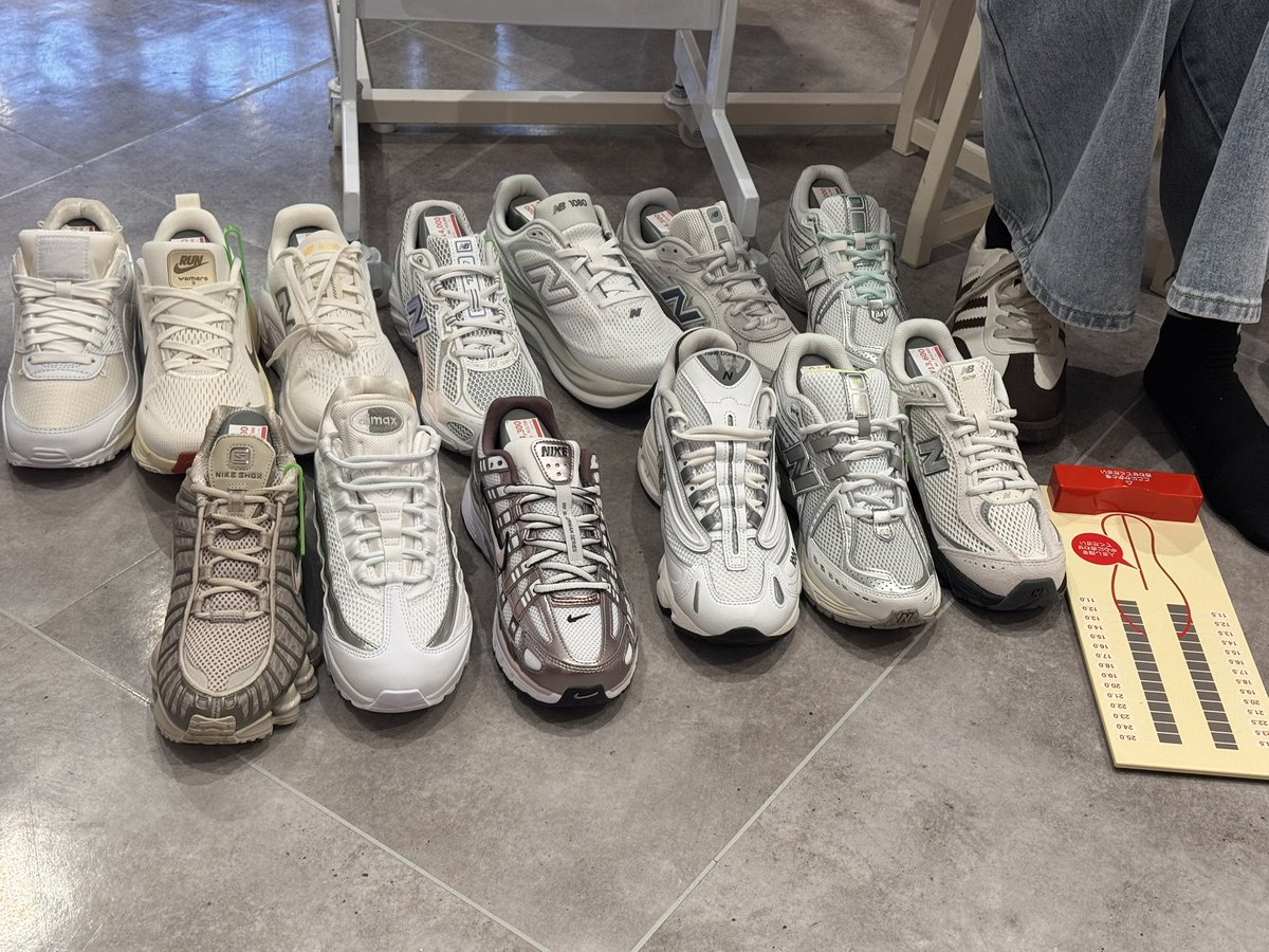 dusmel_clean's tweet photo. 今月から働いてくれるミャンマーの女の子。

仕事用の靴を買うのが厳しいみたいなので、一緒に靴を買いに行ってプレゼント。

頑張ってねー https://t.co/qGymom7xeb