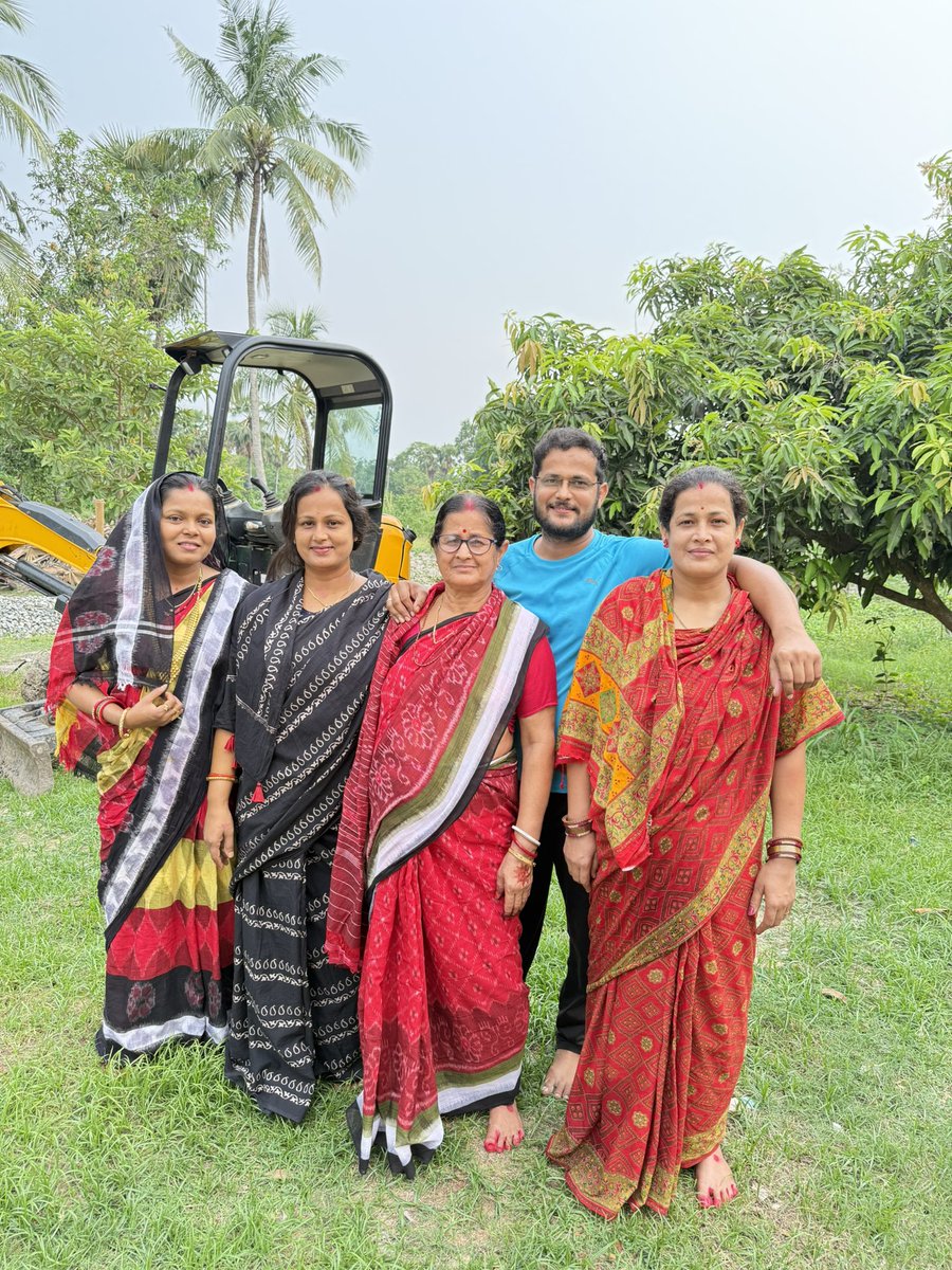 ManasKuSahu's tweet photo. ଘରେ ଘରେ ପୋଡ଼ ପିଠାର ମହକ, ବାଡ଼ିପଟେ ସଜେଇ ହୋଇଥିବା ରଜ ଦୋଳି, ଆଉ ପାନଖିଆର ସେହି ମିଠା ସ୍ୱାଦ... ଓଡ଼ିଶାର ଏହି ଅନନ୍ୟ ଗଣପର୍ବ 'ରଜ' ଆମ ସଂସ୍କୃତି ଓ ପରମ୍ପରାର ପ୍ରତୀକ।
​ଧରିତ୍ରୀ ମାତା ଏବଂ ନାରୀଶକ୍ତିର ଉତ୍ସବ—ରଜ ପର୍ବ ଅବସରରେ ଆପଣଙ୍କୁ ଓ ଆପଣଙ୍କ ସମଗ୍ର ପରିବାରକୁ ହାର୍ଦ୍ଦିକ ଶୁଭେଚ୍ଛା ଓ ଶୁଭକାମନା | https://t.co/m2WpDAGD4F