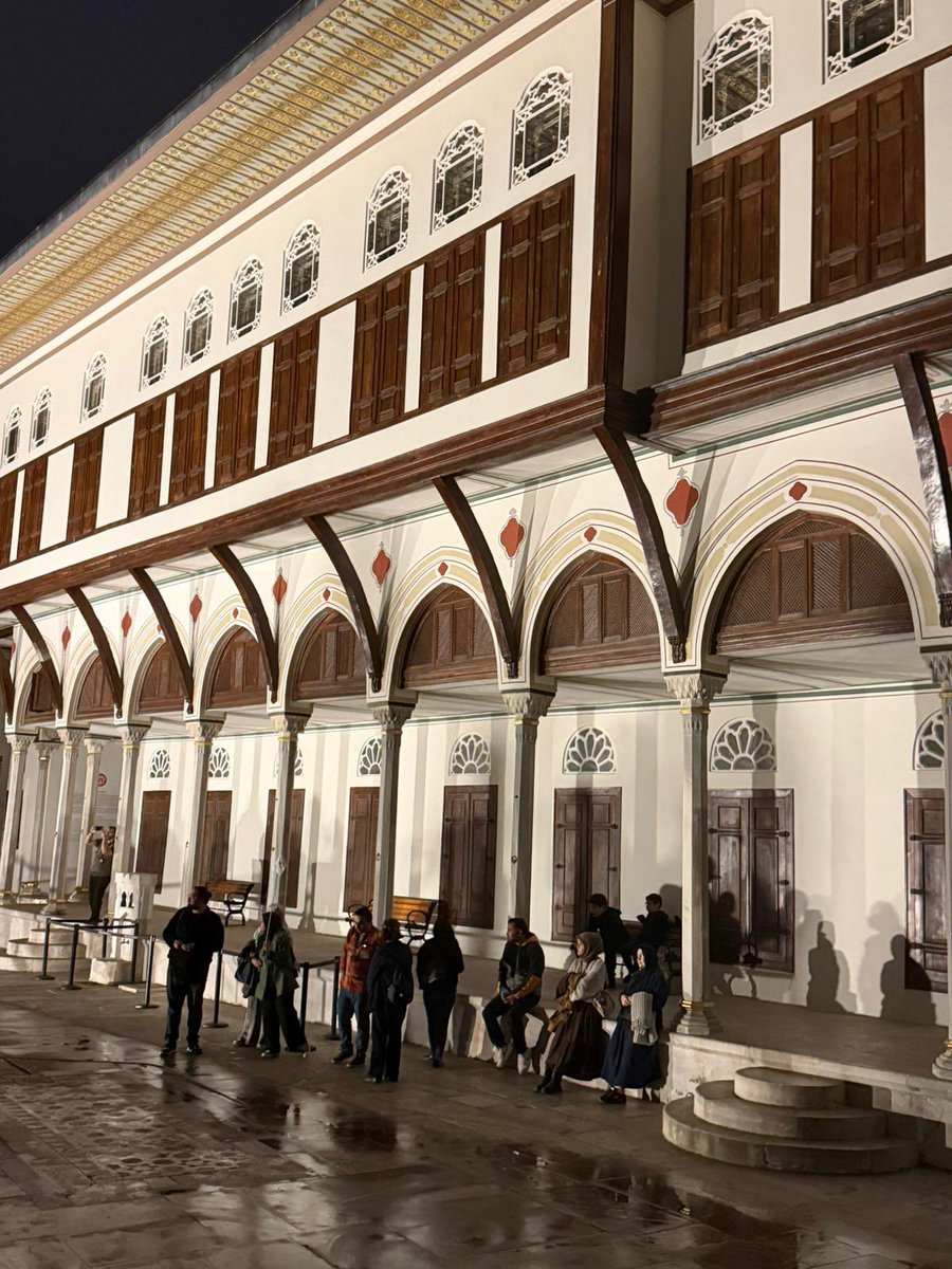kademeksi's tweet photo. Dün akşam Topkapı Sarayı’nı Sema Gökçe rehberliğinde gece ziyaret etme fırsatı bulduk. Gecenin zarif ışıkları altında tarih adeta yeniden canlandı; her avlu, her kubbe ve her taş, asırlık bir medeniyetin ihtişamını bizlere fısıldadı.

Topkapı Sarayı yalnızca bir yapı değil; üç kıtaya hükmeden bir cihan devletinin aklını, estetiğini ve kültürünü yansıtan yaşayan bir hafızadır.

Özenle gerçekleştirilen düzenlemeler ve etkileyici aydınlatmalar, bu eşsiz mirasa bambaşka bir ruh katmış. İstanbul’un kalbinde geçmişle geleceğin buluştuğu bu büyülü atmosfer, tarihine sahip çıkan milletlerin yarınlarını da güçlü inşa ettiğini bir kez daha hatırlatıyor.

Muhteşemdi… 
Anlatmak mümkün ama hissetmek için mutlaka görmek gerekiyor. 🇹🇷