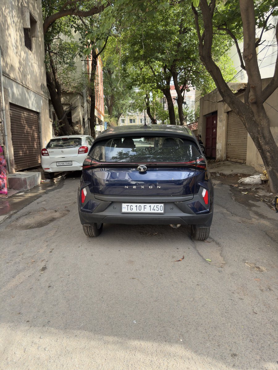 anshsanjaygupta's tweet photo. @hydcitypolice @HYDTP Vehicle parked on road causing inconvenience to other fellow passengers. Area Jeera Road timing 3:35 Pm under Gandhi nagar PS Limits. Kindly take action https://t.co/4JdEhtbWWq
