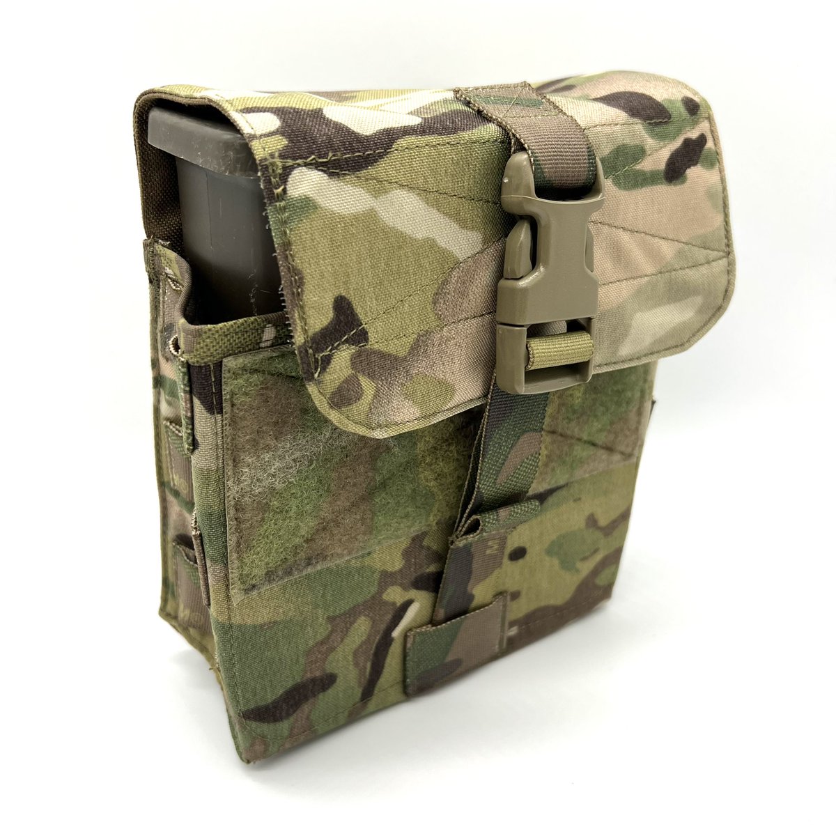 Savanna16102021's tweet photo. Platatac LMG Link Pouch

https://t.co/c5iWIfQU2c

現代的なモディファイを加えたアモポーチです。

5.56mmリンク弾200発、7.62mmリンク弾150発、各種弾薬ボックス、またはAR系マガジン6本の携行に対応します。

従来型のアモポーチと比べて縦方向の高さを抑えた設計により、ベルトキットやプレートキャリアへの組み込みやすさと汎用性を高めています。

前面にはインサートを内蔵し、適度な剛性を確保。
携行時の安定性を高めるとともに、弾薬やマガジンのスムーズな出し入れをサポートします