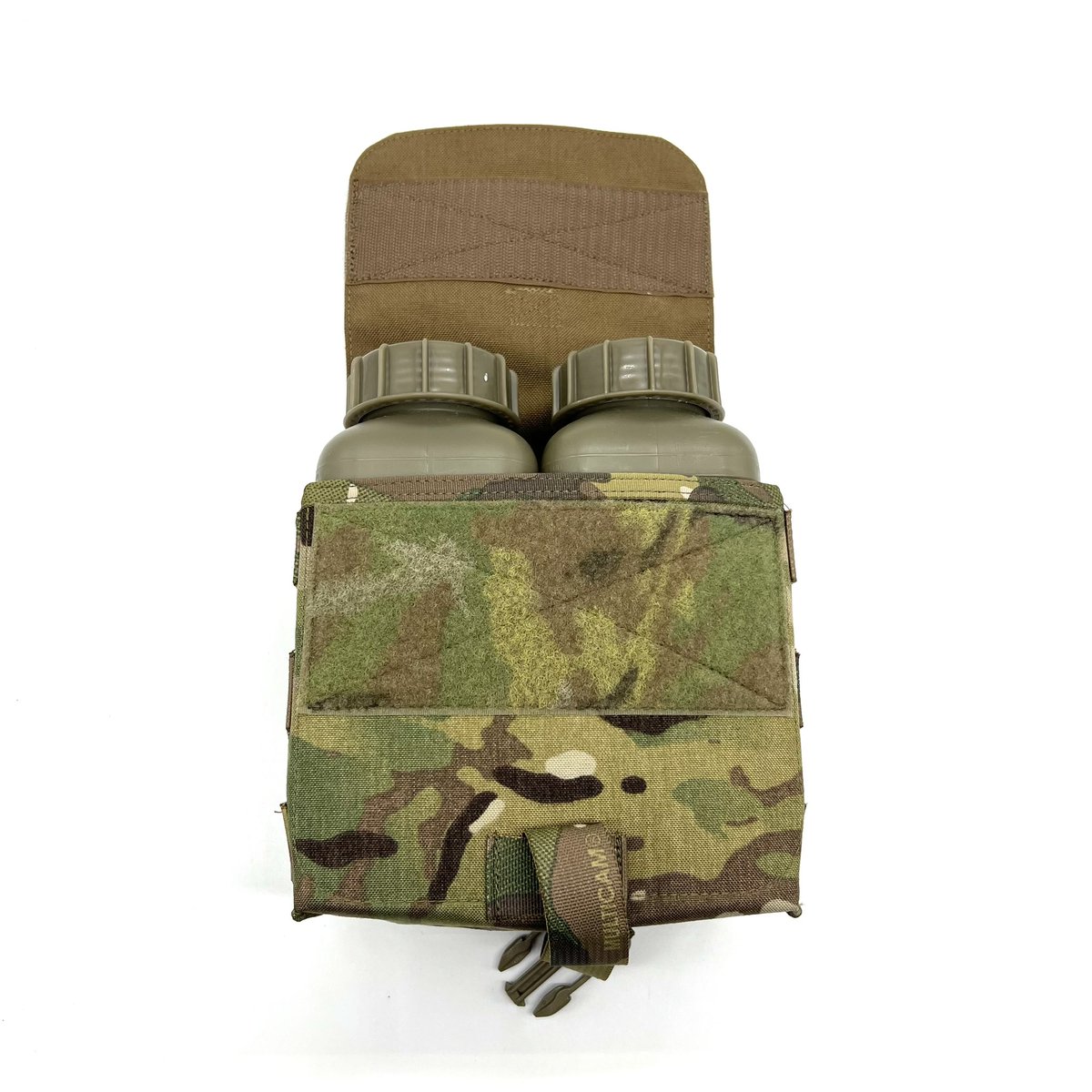 Savanna16102021's tweet photo. Platatac LMG Link Pouch

https://t.co/c5iWIfQU2c

現代的なモディファイを加えたアモポーチです。

5.56mmリンク弾200発、7.62mmリンク弾150発、各種弾薬ボックス、またはAR系マガジン6本の携行に対応します。

従来型のアモポーチと比べて縦方向の高さを抑えた設計により、ベルトキットやプレートキャリアへの組み込みやすさと汎用性を高めています。

前面にはインサートを内蔵し、適度な剛性を確保。
携行時の安定性を高めるとともに、弾薬やマガジンのスムーズな出し入れをサポートします