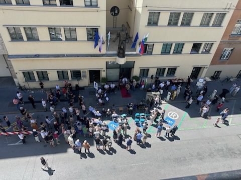 alja_brglez's tweet photo. Velik dan v Štefanovi ulici: na pročelju št. 9 je od danes spet Sejalec Franceta Kralja. Vse so naredili stanovalci, zlasti @vidlibnik s sijajnimi sodelavci - in na odkritje povabili sosede in muziko!
https://t.co/2v6ZEJNqJ2 https://t.co/Kqn8l2Ux4b