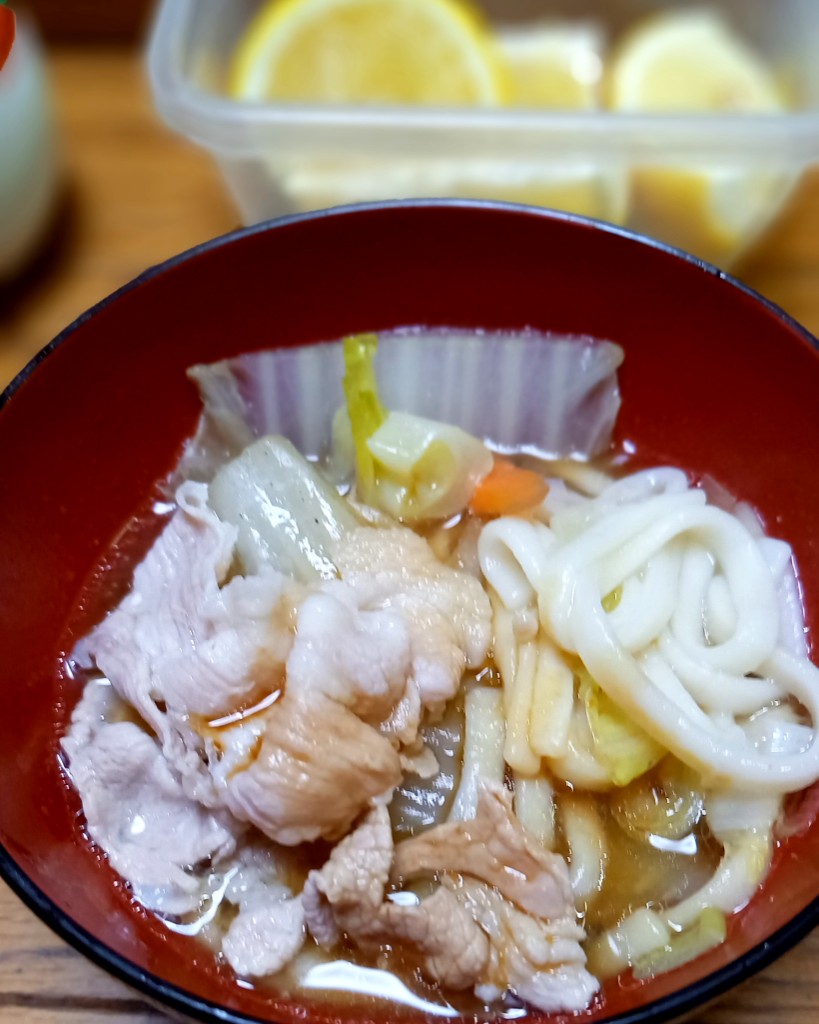 Yanboooooooooou's tweet photo. 缶ビール買ったら乾うどんが付いて来たので、今日は豚肉の水炊きになりました。🐷💬

レモン醤油でいただきます。🙏😋

🍲ε=😯💦ﾌｰﾌｰ https://t.co/ZCKAWGr4e4