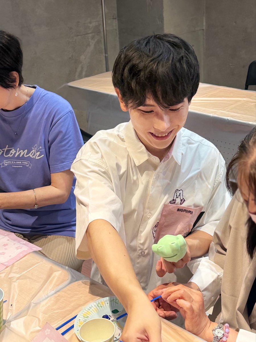 ookawayoshiaki's tweet photo. \ショート動画更新✨/

⬇️
https://t.co/T357SBfTQS

__

本日の福島県ファンミは、
🎨だるま塗り絵体験👏

大成功でした‼︎

実は..
デザイン大学出身で
油絵もやっていた僕👦

美術先生になれた気分でした🧑‍🎨✨

.
みんなは塗り絵すき？？🩵

#pr 
#グラニフ公式サポーター
#IKAKU #ビッグミミ https://t.co/Ay3I4apFiy