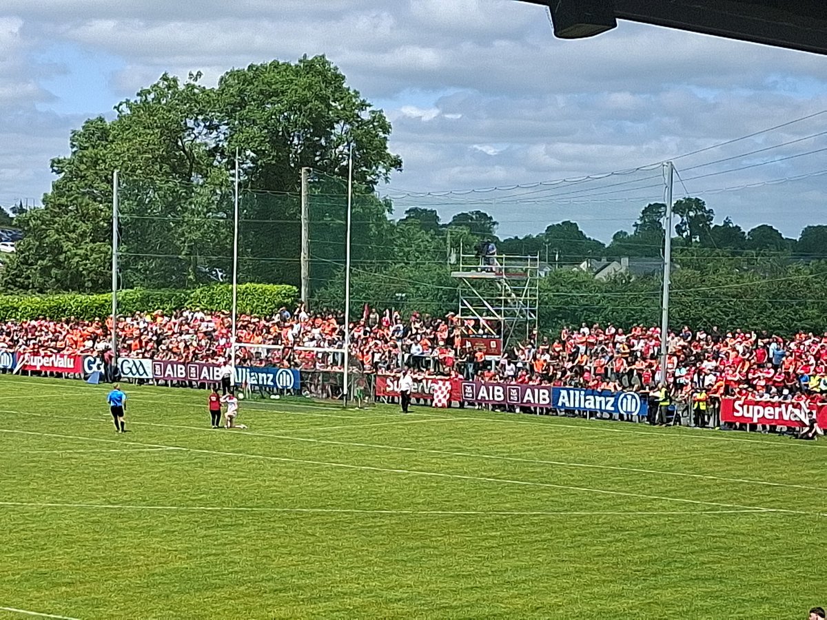 lonesharkoy's tweet photo. Definitely could have comfortably fitted another few hundred into this terrace. Pity. #oilclassico https://t.co/lOt5w7In8G