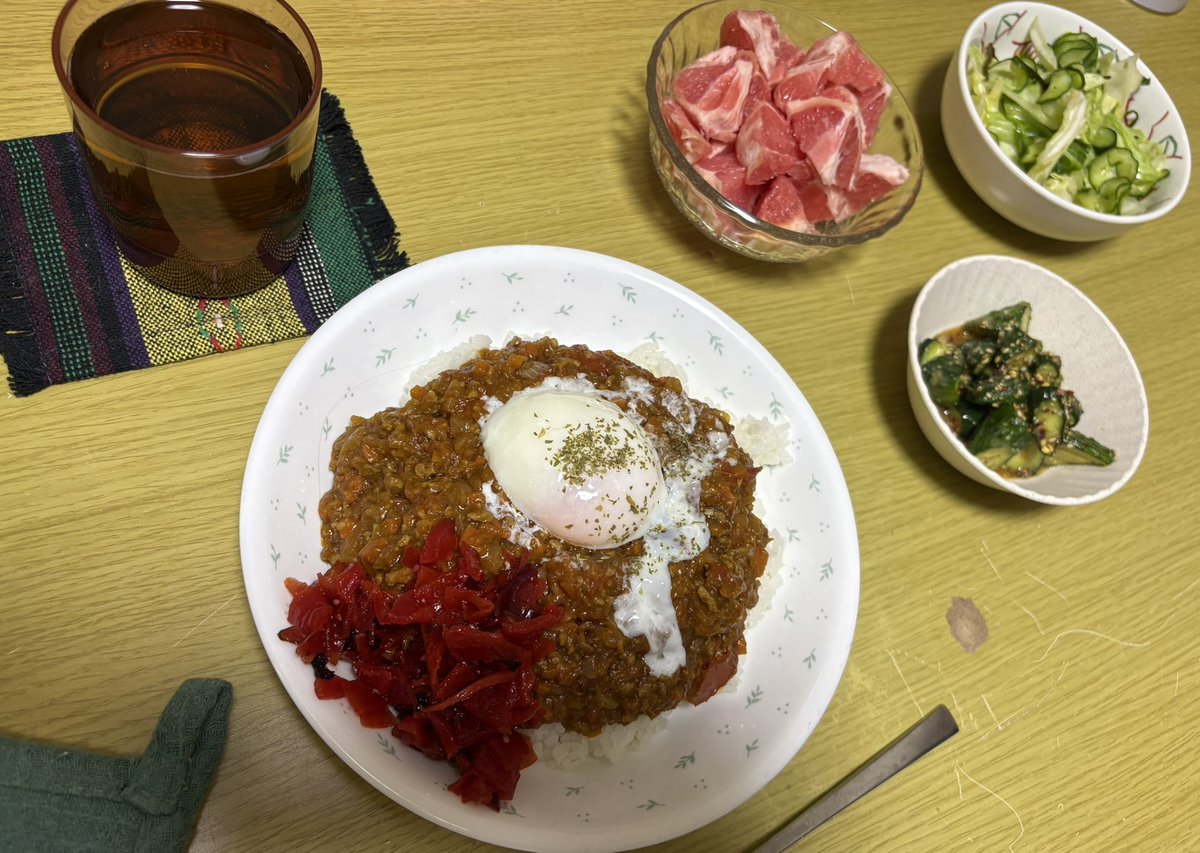 brisa_oval's tweet photo. 🍛🥒🍊 https://t.co/X0VzqWmUDK