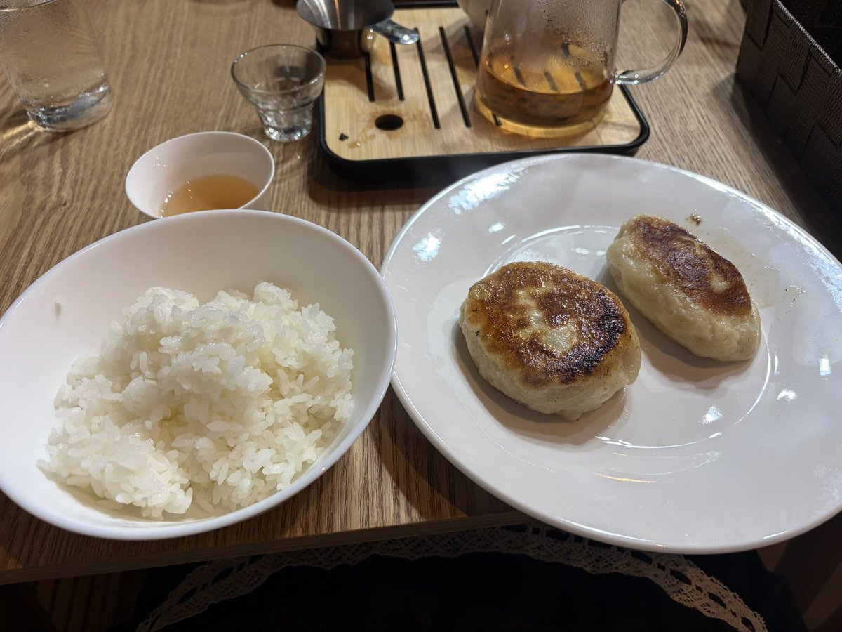 lovelea_tea's tweet photo. TEA PONDさんの後は
昭和区にあります
茶館 奔放不覊(@project_tea_ma )さんへ
お邪魔しました。
焼き小籠包に阿里山！
店主個人アカウントにもあげたのですが、最高に美味しかったです！！
店主と3人のお客様で行きました。
皆様はルーロー飯食べてらっしゃいました…美味しそうな香りが…！ https://t.co/YmC8AXadoC