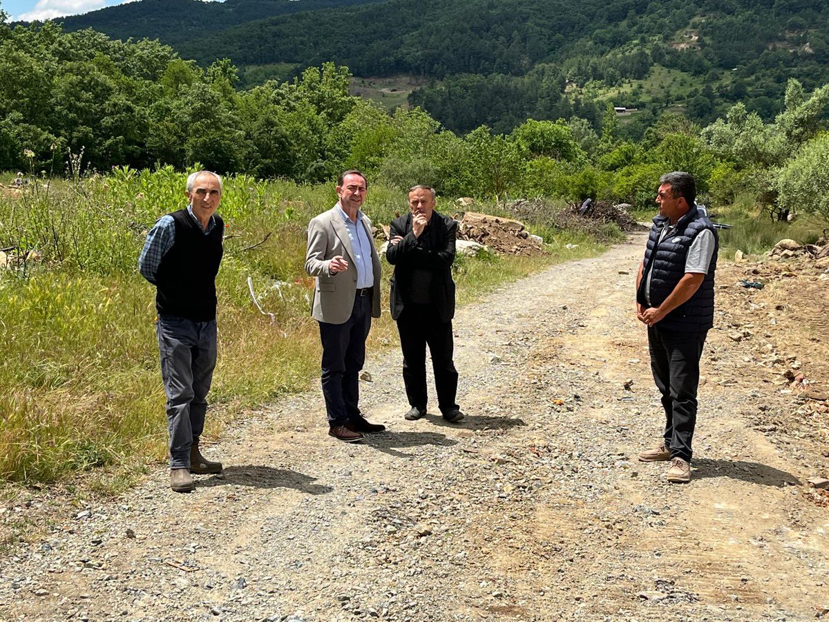 alidogrru's tweet photo. Pınarcık Mahallemizde @Kelesbeld ne ait 30 dönümlük arazide farklı tarımsal çalışmaların yapılabilmesi için yürüttüğümüz çevre düzenlemesini Muhtarımız Orhan Aybey ile birlikte yerinde inceledik. Sonrasında sulama suyu kanallarını temizleyen hemşehrilerimize kolaylıklar diledik. https://t.co/jsG3E23Co3