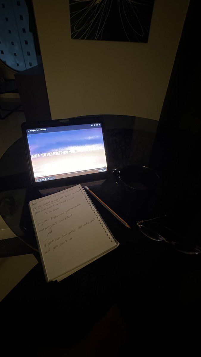 shadiatalks's tweet photo. مشغووووووولة مشغووولة
التيتشر قالتلنا واجب بكره حفظ هذي الأغنية 
بتقومون تغنونها قدام كل الكلاس 
فمرة مرة مشغولة بإتمام هذا الواجب
اتمنى محد يتواصل معاي https://t.co/iyAHdyJmxp