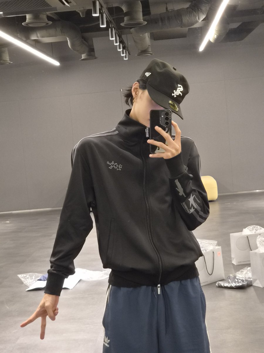 OqedB's tweet photo. 첫번째 옷은 색깔이 넘이쁘규 두번째 옷은 핏이 원빈한테 넘잘어울리네요 https://t.co/nnjiGycEfW