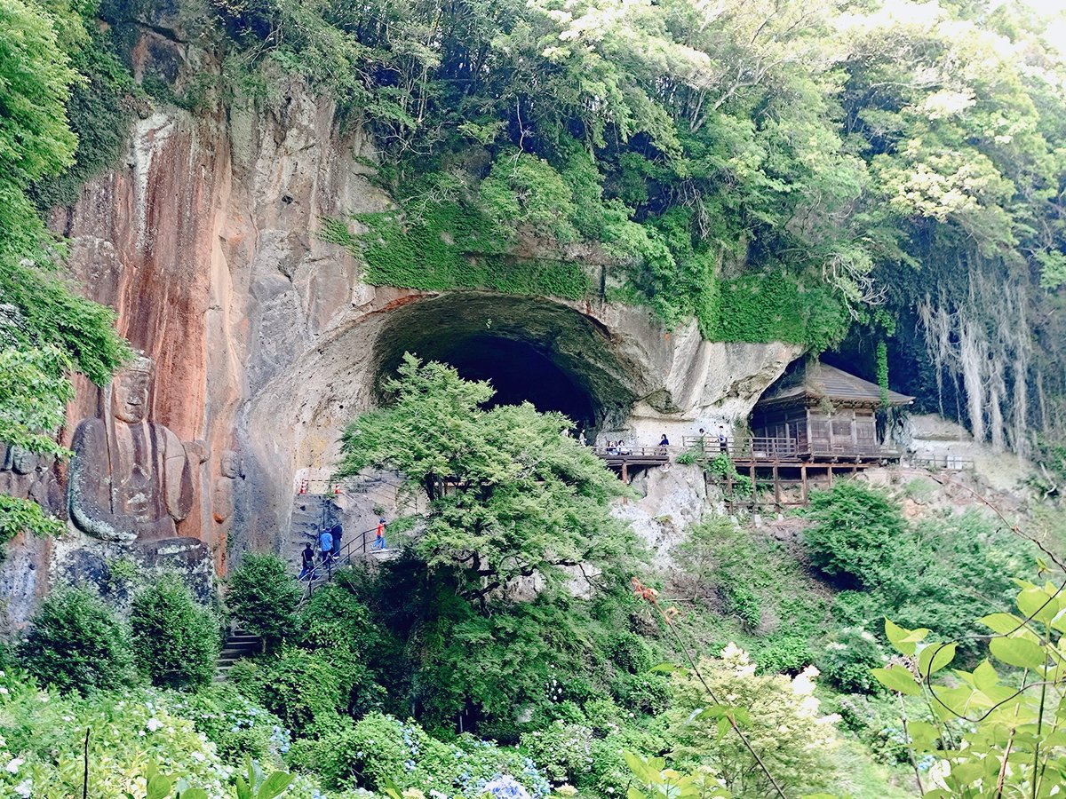 hal_day's tweet photo. 神秘的な場所。母の立つ正面には、登れなかった父の姿が。互いに手を振り「ここにおるよ！」アピール👋
#仲良し #ドライブデート #誕生日おめでとう #パワースポット #普光寺磨崖仏 https://t.co/VAQMv8i3Bs
