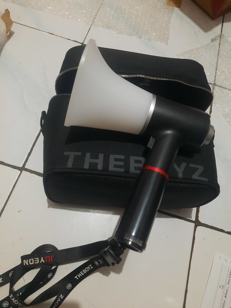 ijyon's tweet photo. wts lightstick the boyz toa bong tbz ver 1 

free official strap juyeon + pouch official lightsticknya karena box nya udh hancur jadi aku free pouchnya

💰300rb
📍 Semarang, Jateng
💸 bisa shopee https://t.co/pshHHEGa2l