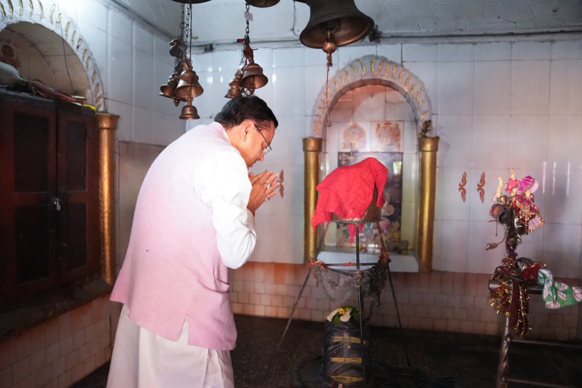 DIPR_UK's tweet photo. मुख्यमंत्री श्री पुष्कर सिंह धामी ने आज खटीमा (ऊधम सिंह नगर) के बंडिया क्षेत्र में भगवान भोलेनाथ एवं महाबली हनुमान जी की प्रतिमाओं का विधिवत अनावरण किया। इस अवसर पर क्षेत्र में श्रद्धा, उत्साह और आध्यात्मिक वातावरण का विशेष माहौल देखने को मिला। 

इस दौरान मुख्यमंत्री ने कहा कि उत्तराखण्ड देवभूमि है और यहां की संस्कृति, परंपरा एवं धार्मिक आस्था हमारी पहचान का अभिन्न हिस्सा हैं। धार्मिक स्थलों का संरक्षण एवं विकास केवल आस्था का विषय नहीं, बल्कि हमारी सांस्कृतिक विरासत को सहेजने का भी माध्यम है। उन्होंने कहा कि राज्य सरकार प्रदेश की धार्मिक एवं सांस्कृतिक धरोहरों को संरक्षित और विकसित करने के लिए निरंतर कार्य कर रही है।

उन्होंने कहा कि भगवान भोलेनाथ और महाबली हनुमान जी की प्रतिमाएं समाज में सकारात्मक ऊर्जा, श्रद्धा और जनकल्याण की भावना को और मजबूत करेंगी। ऐसे धार्मिक आयोजन समाज में एकता, भाईचारे और संस्कारों को बढ़ावा देने का कार्य करते हैं।

कार्यक्रम के दौरान श्रद्धालुओं ने मुख्यमंत्री का गर्मजोशी से स्वागत किया और क्षेत्र की धार्मिक एवं सांस्कृतिक गतिविधियों को मिल रहे प्रोत्साहन पर प्रसन्नता व्यक्त की।

इस अवसर पर दायित्वधारी श्री अनिल कपूर डब्बू, श्री रणजीत सिंह नामधारी, श्री किशन सिंह किन्ना, नगर पालिका अध्यक्ष श्री रमेश चंद जोशी, पूर्व विधायक श्री प्रेम सिंह राणा,  नगर पंचायत नानकमत्ता अध्यक्ष श्री प्रेम सिंह टुरना, सांसद प्रतिनिधि श्री रविंद्र राणा, डीएम श्री नितिन सिंह भदौरिया, एसएसपी श्री अजय गणपति, एडीएम श्री कौस्तुभ मिश्र, एएसपी श्री उत्तम सिंह नेगी सहित अनेक जनप्रतिनिधि, अधिकारीगण एवं जनता उपस्थित थे।