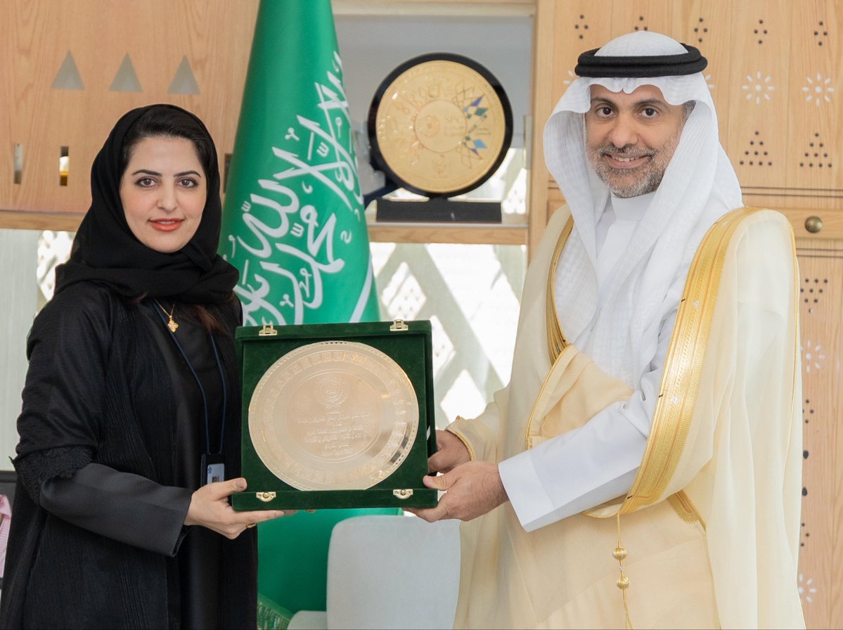 FahadAlJalajel's tweet photo. كما سعدتُ بتكريم الفائزين بالجوائز العربية للتمريض والقبالة، تقديرًا لإسهاماتهم النوعية في تطوير الممارسة الصحية والارتقاء بجودة الرعاية.

وأبارك للدكتورة بدرية الشهري فوزها بجائزة العمل المميز في مهنتي التمريض والقبالة عن مشروع «الناتاثون»، كما أهنئ الفريق السعودي المكوّن من الدكتورة منال باناصر، والأستاذة جوهرة الحربي، والأستاذة ريم الحميدان، والأستاذة إيمان الشمري، والأستاذ عبدالرحمن أبو خضاعة؛ بمناسبة فوزهم بالجائزة الأولى في مجال الممارسة السريرية للعمل الجماعي عن مشروع «نموذج بناء القدرة الاستيعابية في أقسام العنايات الحرجة خلال وقت الكوارث».

هذه الإنجازات المستحقة، تعكس ما تمتلكه المملكة من كفاءات متميزة وما يحظى به القطاع الصحي من دعم وتمكين من قيادتنا الرشيدة للاستثمار في الإنسان وتعزيز التميز والابتكار.

#رؤية_السعودية_2030
#وطن_ينبض_بالصحة