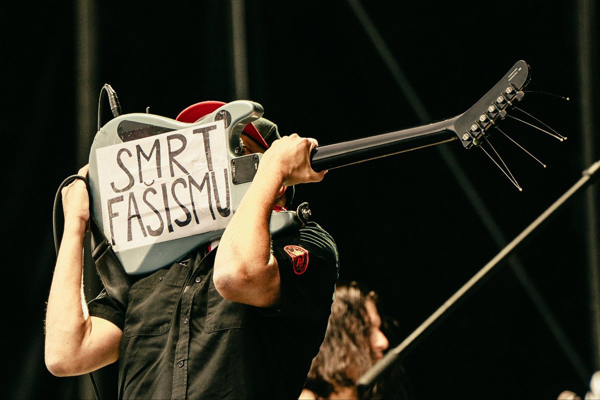 Ian_Willoughby's tweet photo. “Death to fascism” — that’s the message from guitar great Tom Morello at the Czech music festival Rock for People https://t.co/0sd0ESyEmY
