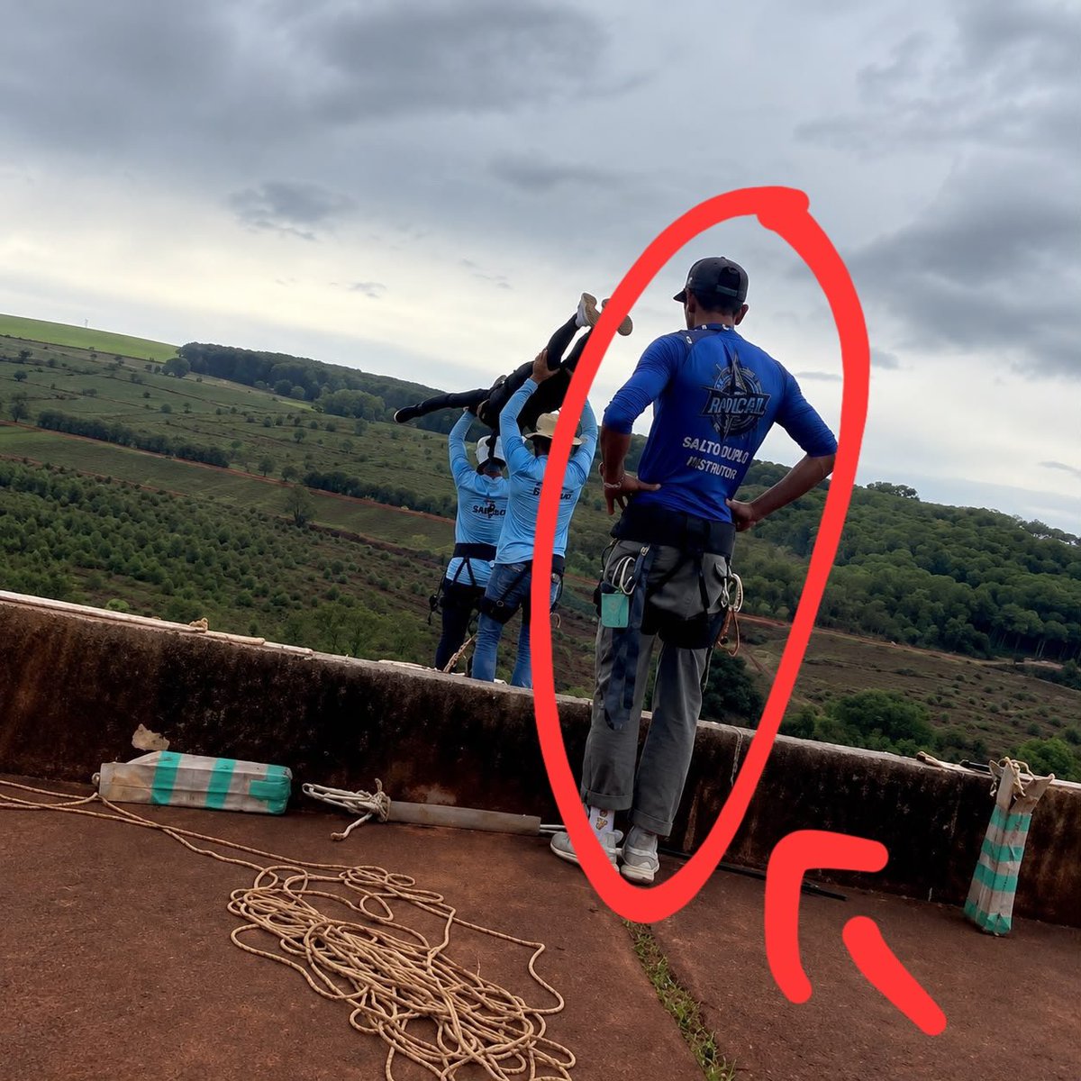 zorakbr's tweet photo. Alguém me explica o que exatamente esse cara estava fazendo ali? https://t.co/U6UuBTXOnj