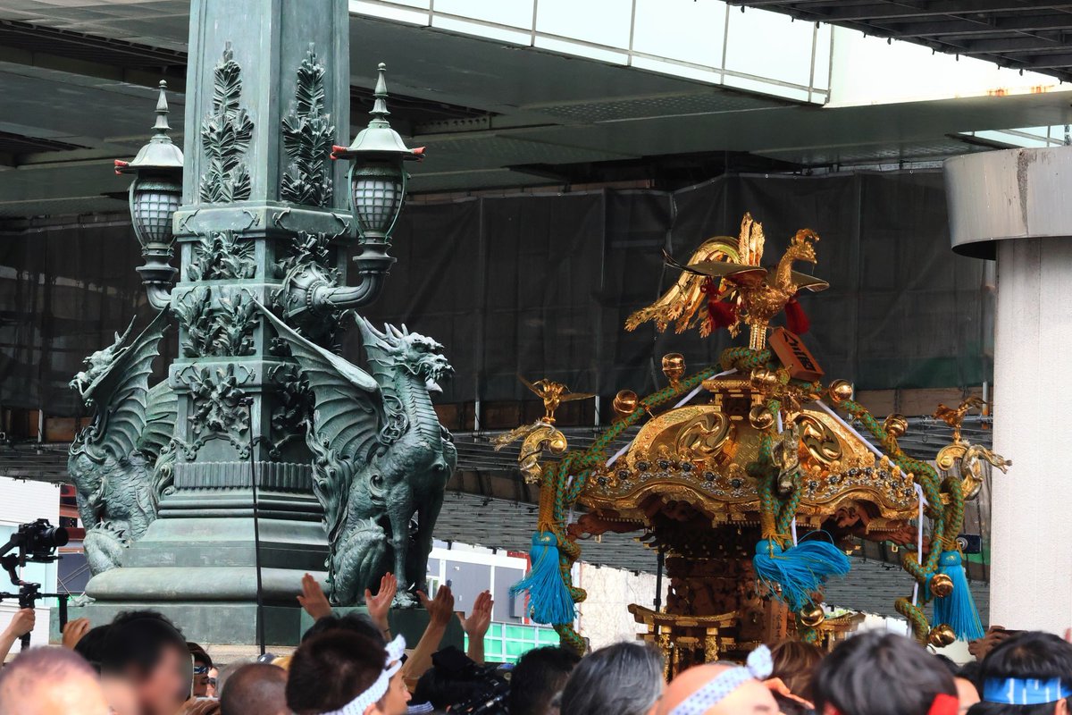 mr_nyancyu's tweet photo. 日枝神社の山王祭が開催中です
6月14日は下町連合渡御が京橋と日本橋の間で行われ、熱気に包まれました
最後はいくつかの御神輿が高島屋へ表敬訪問

#祭り #山王祭 https://t.co/75PNSX3DEw