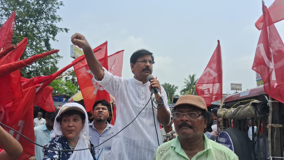 tapassinha6969's tweet photo. ডিজেল, পেট্রোল, রান্নার গ্যাস সহ নিত্যপ্রয়োজনীয় জিনিসের মূল্য বৃদ্ধির প্রতিবাদে, 
পুনর্বাসন না দিয়ে বুলডোজার দিয়ে হকার উচ্ছেদের বিরুদ্ধে কেশপুরে সিপি আই (এমে)র মহা মিছিল।
#CPIM 
#TapasSinha https://t.co/G95St6nSfq