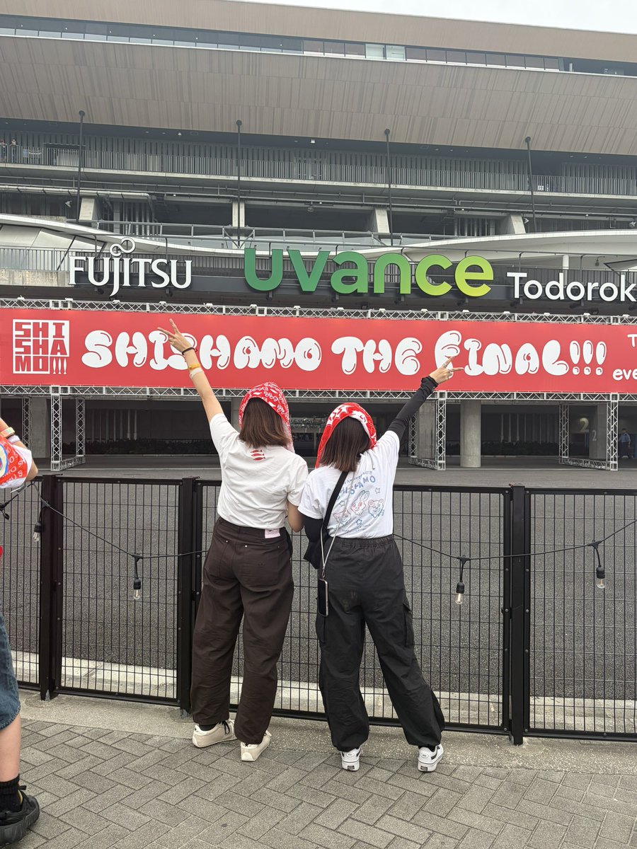 moca1317's tweet photo. 無事ラストはロゴTで見届けました😭
本当に最後３人揃ってる姿が見れて嬉しかったけど悲しかった
川崎まで見届けにきてよかった！本当に幸せで大切な時間をありがとう！
わたしの青春を作ってくれて、彩ってくれて本当にありがとう大好き！！
本当に好きになってよかった、ありがとうSHISHAMO😭 https://t.co/WZiOieOVzH