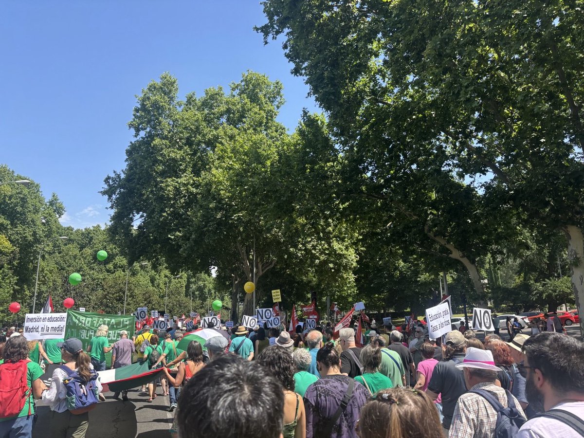 EnriqueSantiago's tweet photo. ✂️🏫 Ayuso desmantela la educación pública para favorecer el negocio privado.

Maltrata al profesorado al empeorar sus condiciones laborales.

🥵 Y obliga al alumnado a estudiar en hornos.

Hoy es Ayuso la que recibe una clase magistral: ¡la educación pública se defiende! ✊🏻 https://t.co/GNlD1w5vbe