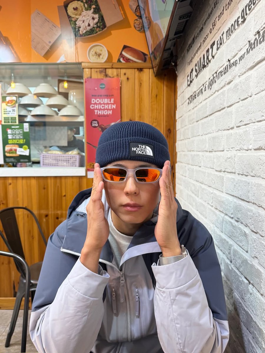 neungswa616's tweet photo. 아 잠만 이선글 그선글임 https://t.co/WxkVtD2y5D