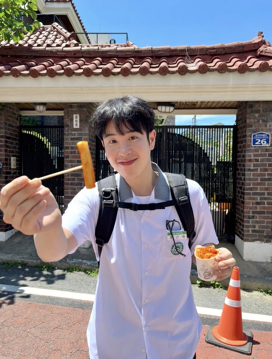 PYOO2O2's tweet photo. 봉근대 교복 마니 입어서 조타 😁😁😁😁 https://t.co/DEYFcWaPww