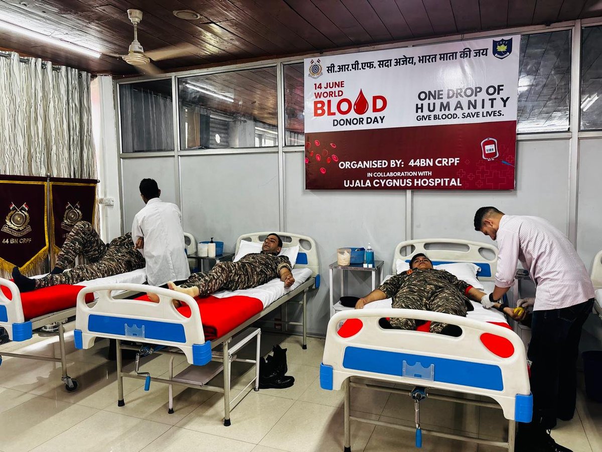 44Crpf's tweet photo. 𝐃𝐨𝐧𝐚𝐭𝐢𝐧𝐠 𝐁𝐥𝐨𝐨𝐝. 𝐃𝐞𝐥𝐢𝐯𝐞𝐫𝐢𝐧𝐠 𝐇𝐨𝐩𝐞.
44 Bn CRPF, along with Ujala Cygnus Hospital, Srinagar, organized a Blood Donation Camp on World Blood Donor Day. Personnel of all ranks voluntarily donated blood for this noble cause.
#WorldBloodDonorDay #CRPF #44BnCRPF https://t.co/eEWDBnfol8