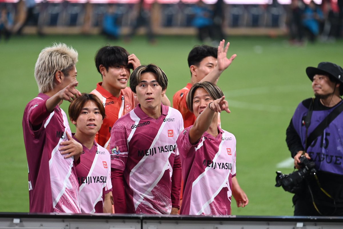 nami_nao73's tweet photo. 周回の時に宮崎の選手たちが客席指さしてサポ探している様子がなんか可愛い
 #テゲバジャーロ宮崎 https://t.co/pXSYIK65IB
