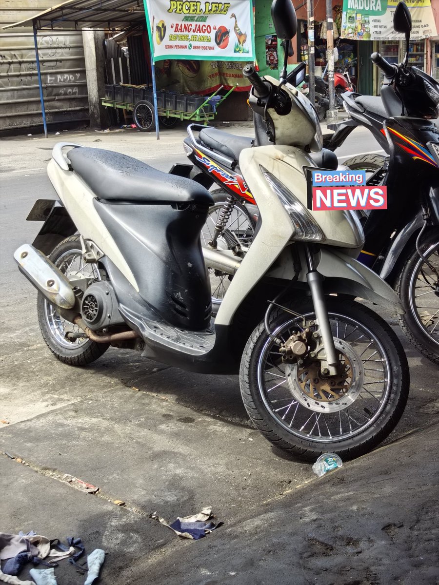 namazu_sensei's tweet photo. Kemarin jauh-jauh ke Cengkareng dari Tangerang cuma buat servis Suzuki Spin 125 tahun 2007, motor almarhum nyokap. Soalnya di sini jual sparepart Suzuki lengkap sampe motor tua juga. 

Gara-gara kelistrikan rusak, bohlam udah angus 4 karena overcharging. Sampe sana ternyata cuma ganti socket di samping doang, padahal udah siap-siap bakal ganti kabel bodi. Berangke ke sana pp 2 jam, servisnya ga sampe. 15 menit 😂. Tapi mekaniknya memang top juga sih jd worth it 👍