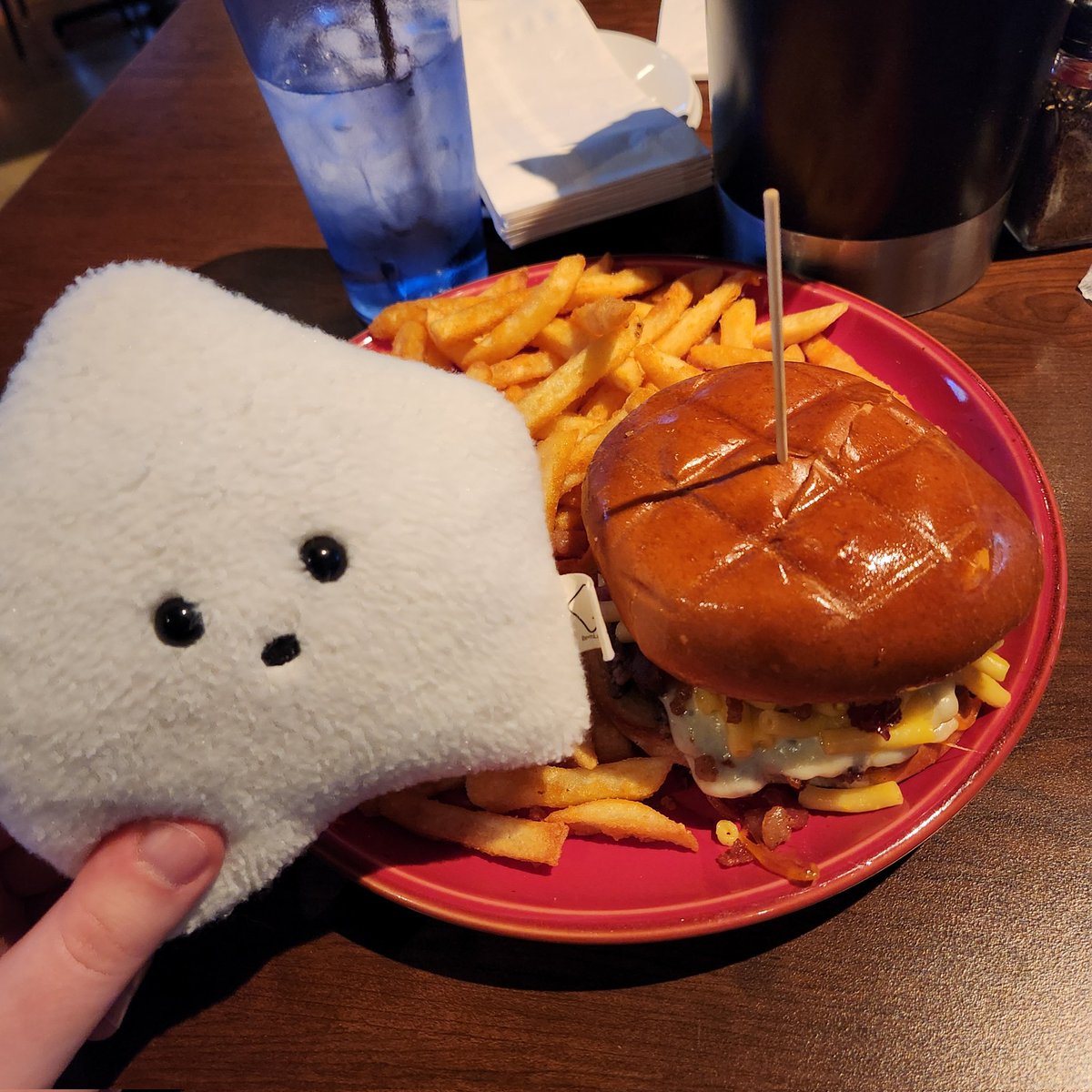 sucklet7's tweet photo. human and i shared a macaroni and cheese burger. and maybe i stole some french fries, too. π§ππ.
#sucklet. #burgerlet. #frylet. https://t.co/wYnYNiEbib