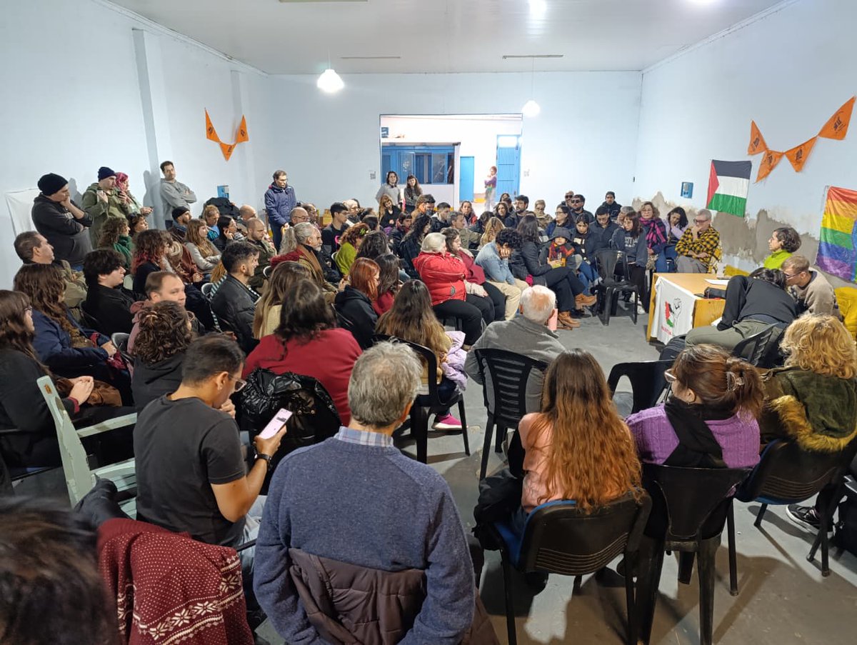 izquierdadiario's tweet photo. En la Casa Marx de Bahía Blanca junto con @danielarod_pts y Lucas Cuenca, más de 120 personas entre trabajadores, jubilados, estudiantes, mujeres y diversidades sexuales se reunieron por primera vez en el comité para impulsar un movimiento por una fuerza política de la nueva clase trabajadora.