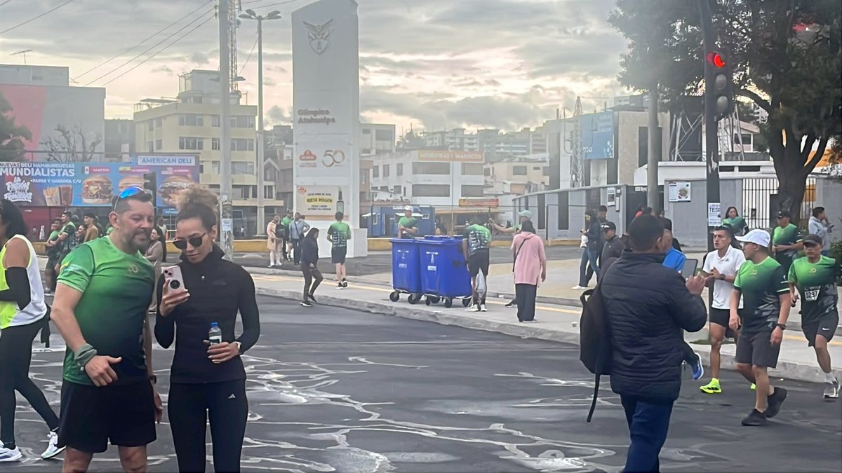 EmAseoQuito's tweet photo. 💙#JuntosLimpiamosQuito | Desde ayer alistamos todo para que la carrera Atlética Nuestros Héroes 10k se realice en espacios limpios y ordenados:

Con barrido manual, mecánico y la instalación de contenedores garantizamos  una experiencia inolvidable.

 Si asistes, coloca los residuos en el lugar adecuado.

#QuitoRenace #QuitoNoSeDetiene